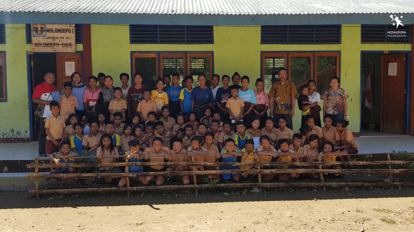 Foto bersama guru dan murid SD Wolondopo 1, Ende di depan gedung sekolah.