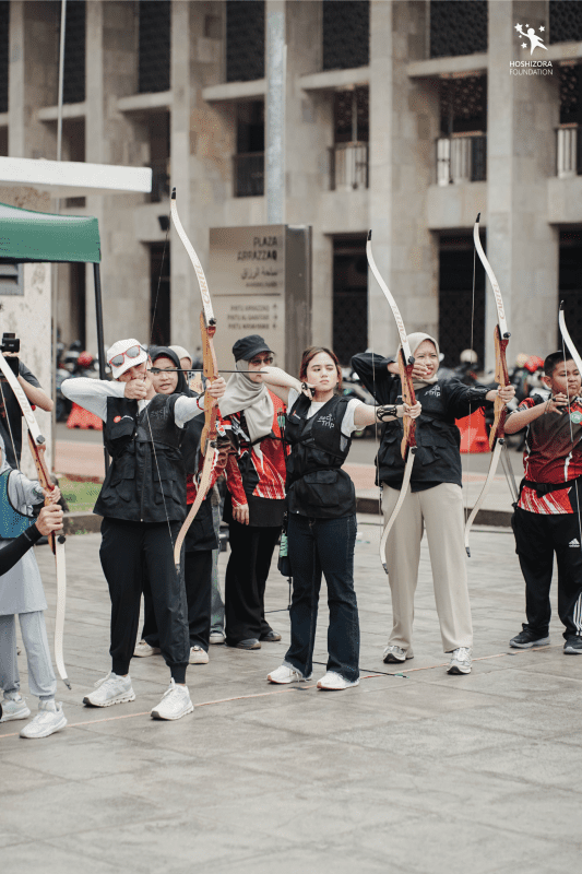 Dokumentasi Archerity di Jakarta, acara yang diselenggarakan Hoshizora dan Ayobantu dalam rangka Hari Olahraga Nasional. Beberapa orang, termasuk aktris Tissa Biani, sedang memanah di pelataran Plaza Ar-Rozak.