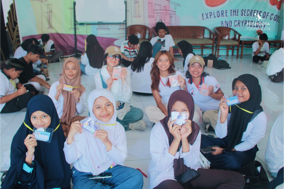 beberapa adik bintang bersama kakak-kakak volunteer dari organisasi APUINA menunjukkan nametag mereka ke kamera