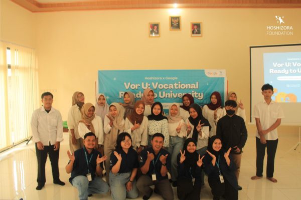 Staff Hoshizora dan adik bintang berfoto bersama di depan banner acara google capacity building