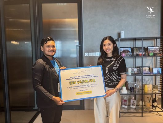 Simbolis penutupan penggalangan dana dan kerja sama antara Openspace dengan Hoshizora Foundation