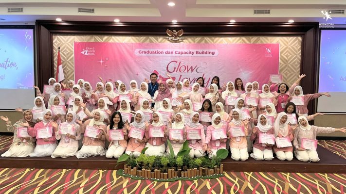 Foto bersama Awardee Glow & Lovely Bintang Beasiswa setelah menerima sertifikat kelulusan