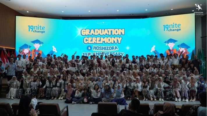 Adik Bintang dan Kakak Bintang berfoto bersama di depan panggung Graduation Ceremony Adik Bintang dan Hoshizora 19th Anniversary